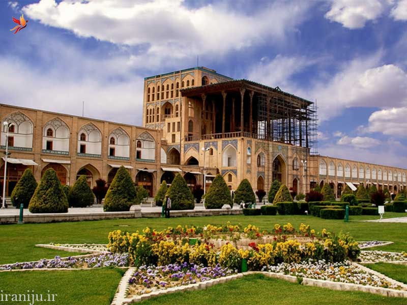 نمایی زیبا از عمارت عالی قاپو در اصفهان