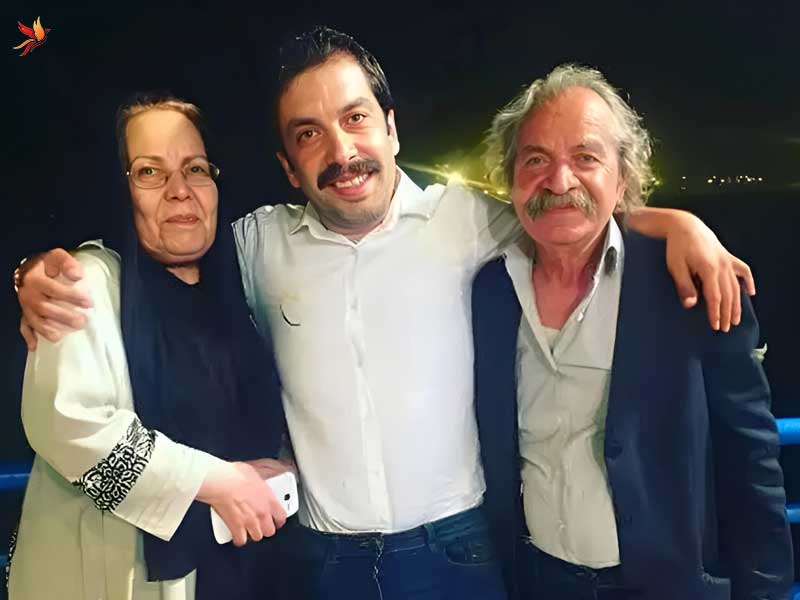 عباس جمشیدی فر در کنار پدر و مادرش 