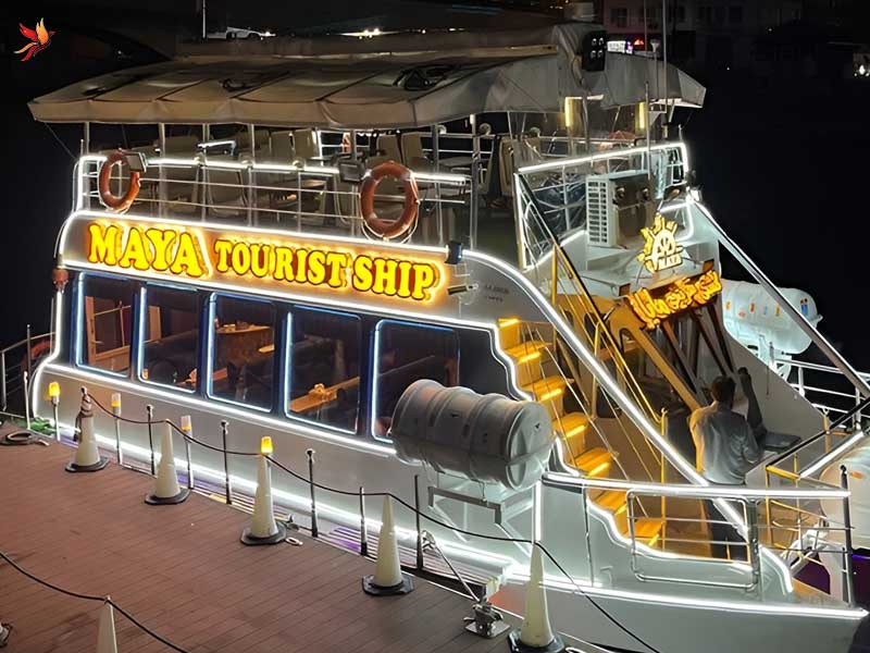 کشتی تفریحی مایا در بندر انزلی