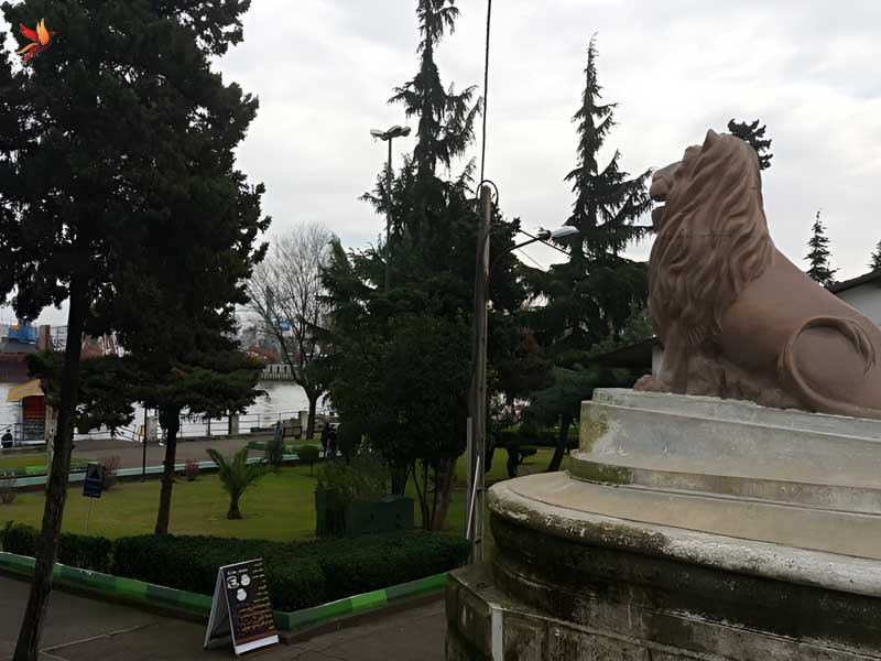 بلوار ساحلی انزلی با تندیس شیر طلایی