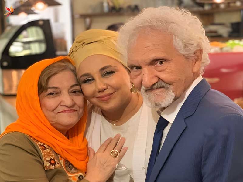 بهنوش بختیاری در کنار پدر و مادرش