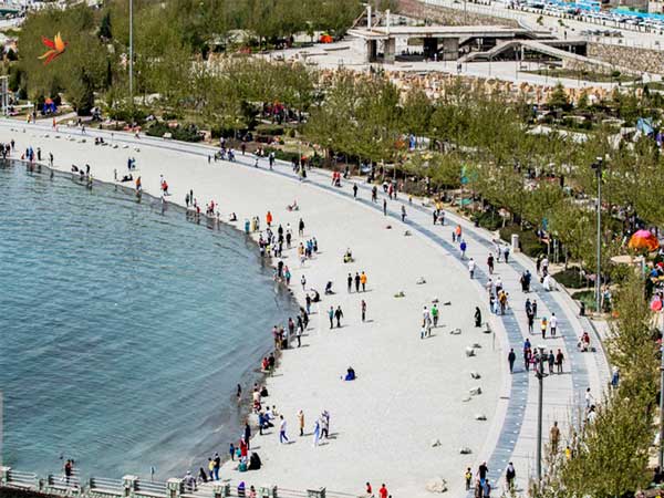 عکسی در روز از جمعیت مردم در کنار دریاچه شهدای خلیج فارس تهران