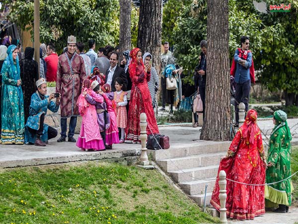 پوشیدن لباس سنتی در باغ ارم شیراز