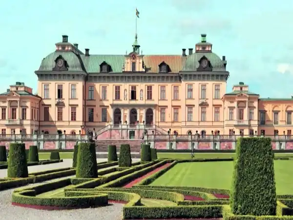 کاخ دروتنینگهولم در استکهلم