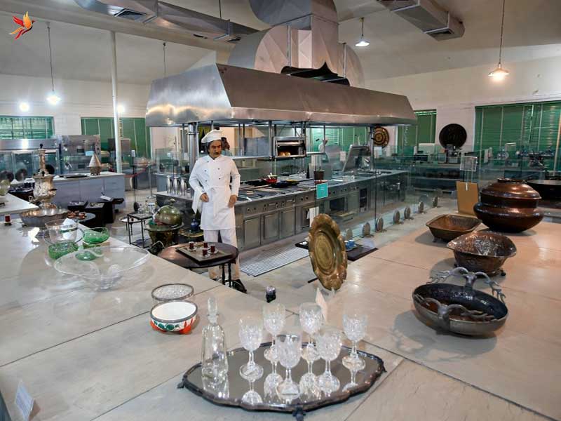 موزه آشپزخانه سلطنتی در بخش مرکزی باغ که در دوران پهلوی دوم، برای خانواده شاه و کاخ سفید غذا طبخ می کرد.