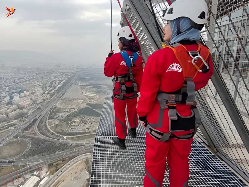 پیاده روی هیجان انگیز در ارتفاعات برج میلاد تهران