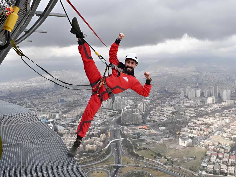 پرواز در آسمان (اسکای فلای) برج میلاد
