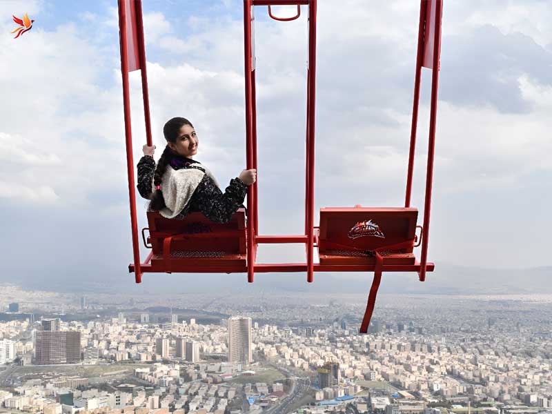 تاب آسمان برج میلاد بر فراز شهر تهران
