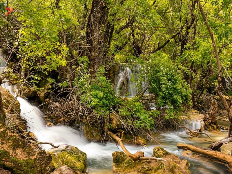 مجموعه آبشارهای ونوش در ۱۰ کیلومتری غرب شهر نور