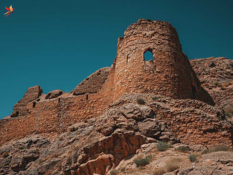 قلعه پولاد (قلعه بلده) باقیمانده از روزگار سلجوقیان از آثار دیدنی شهر نور