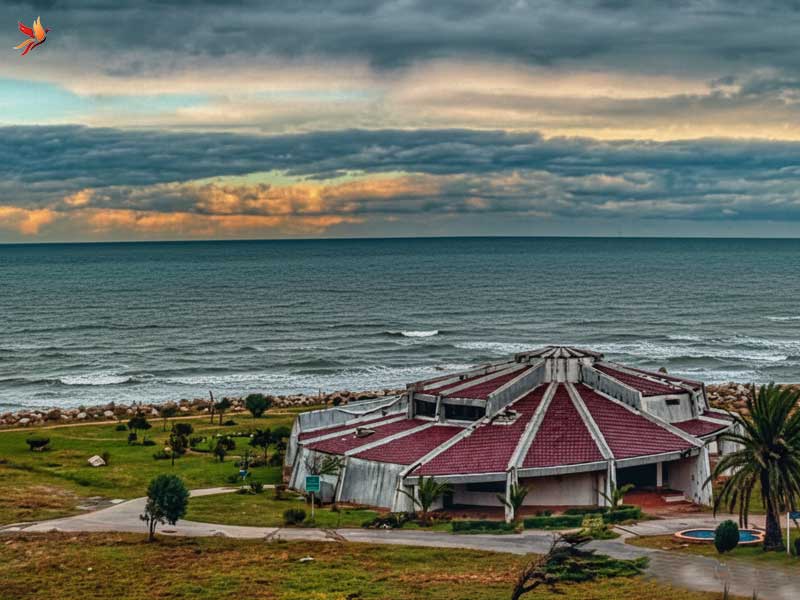 کاخ تمیشان در شهر نور در مجاورت دریا ساخت دوره پهلوی