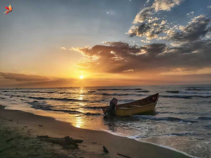 ساحل شهر نور در هنگام غروب آفتاب