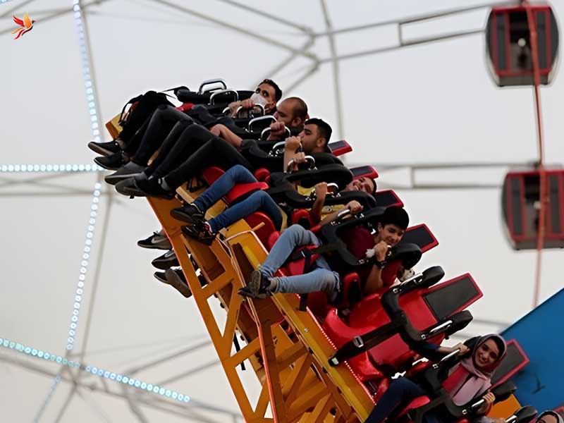 نمایی از بازی های شهربازی برج میلاد 