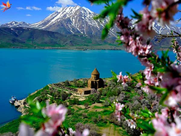 دریاچه وان بزرگترین دریاچه طبیعی ترکیه و دومین دریاچه بزرگ خاورمیانه